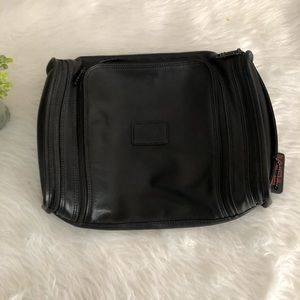 Tumi Bags - Tumi Menβs Leather Travel Case Tumi Bags - Tumi Menβs Leather Travel Case